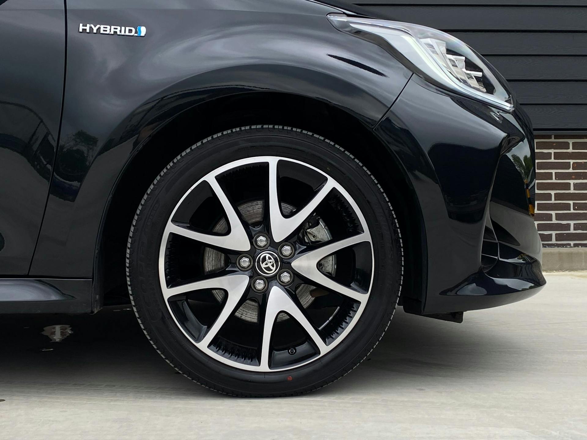 Toyota Yaris 1.5 Hybride Executive Two-Tone, Leder, Camera, 17 inch, ACC, BTW