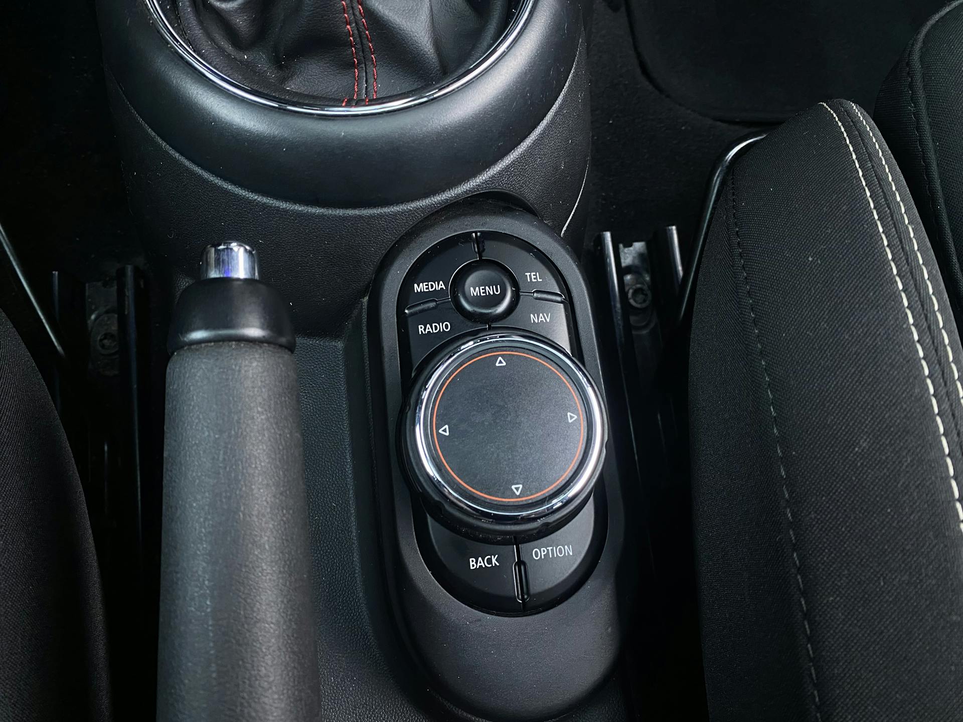 MINI Cooper S 2.0 192 pk Chili Serious Business, Panoramadak, Navigatie, Historie bekend