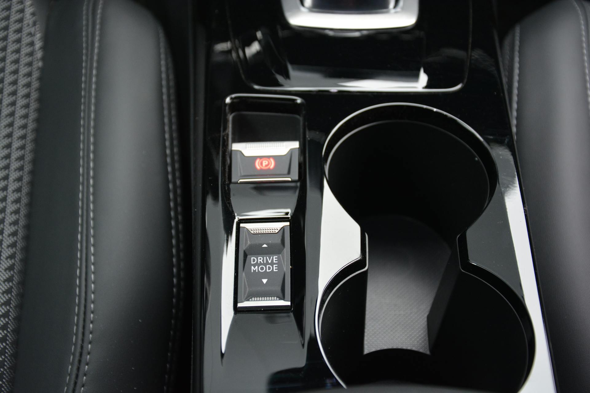 Peugeot 208 1.2 130 pk GT EAT8 Automaat, Navigatie, Camera