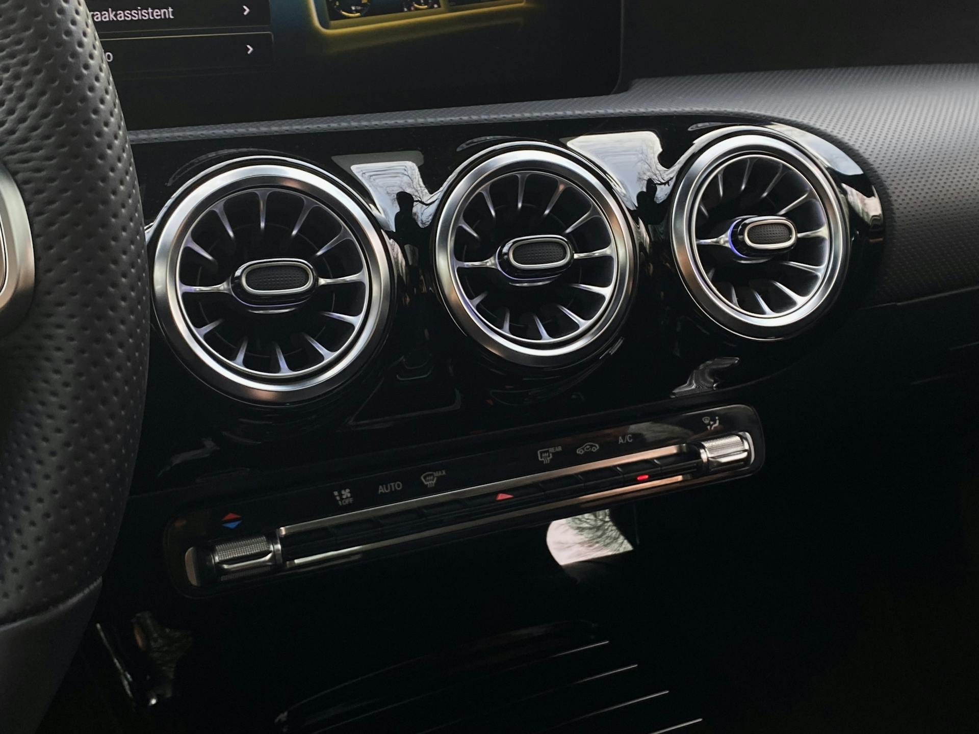 Mercedes A200 AMG Line Automaat met Ambient verlichting, Panoramadak
