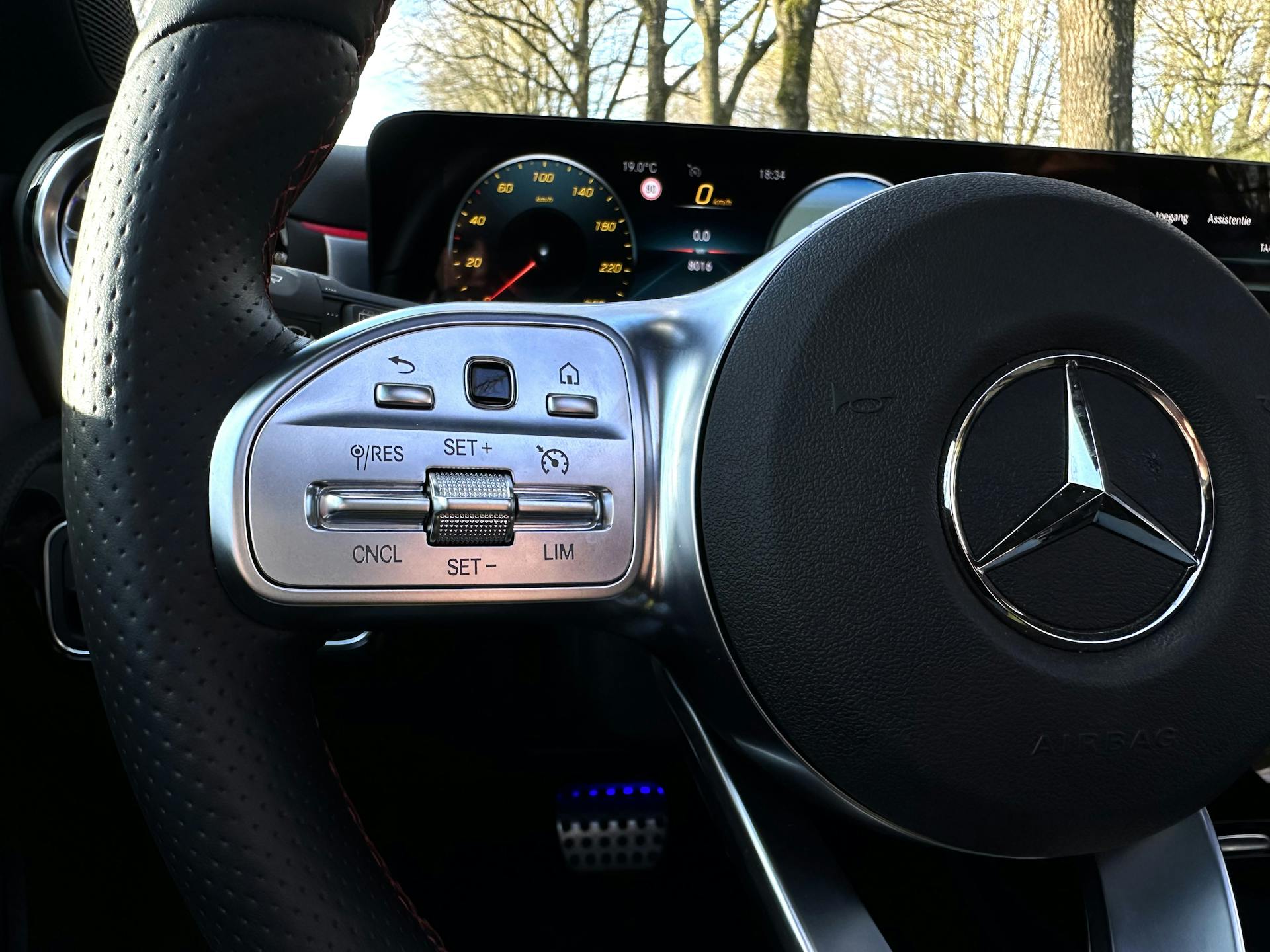 Mercedes A250e AMG Line Hybride, Panoramadak, Rood stiksel, 19 Inch AMG velgen