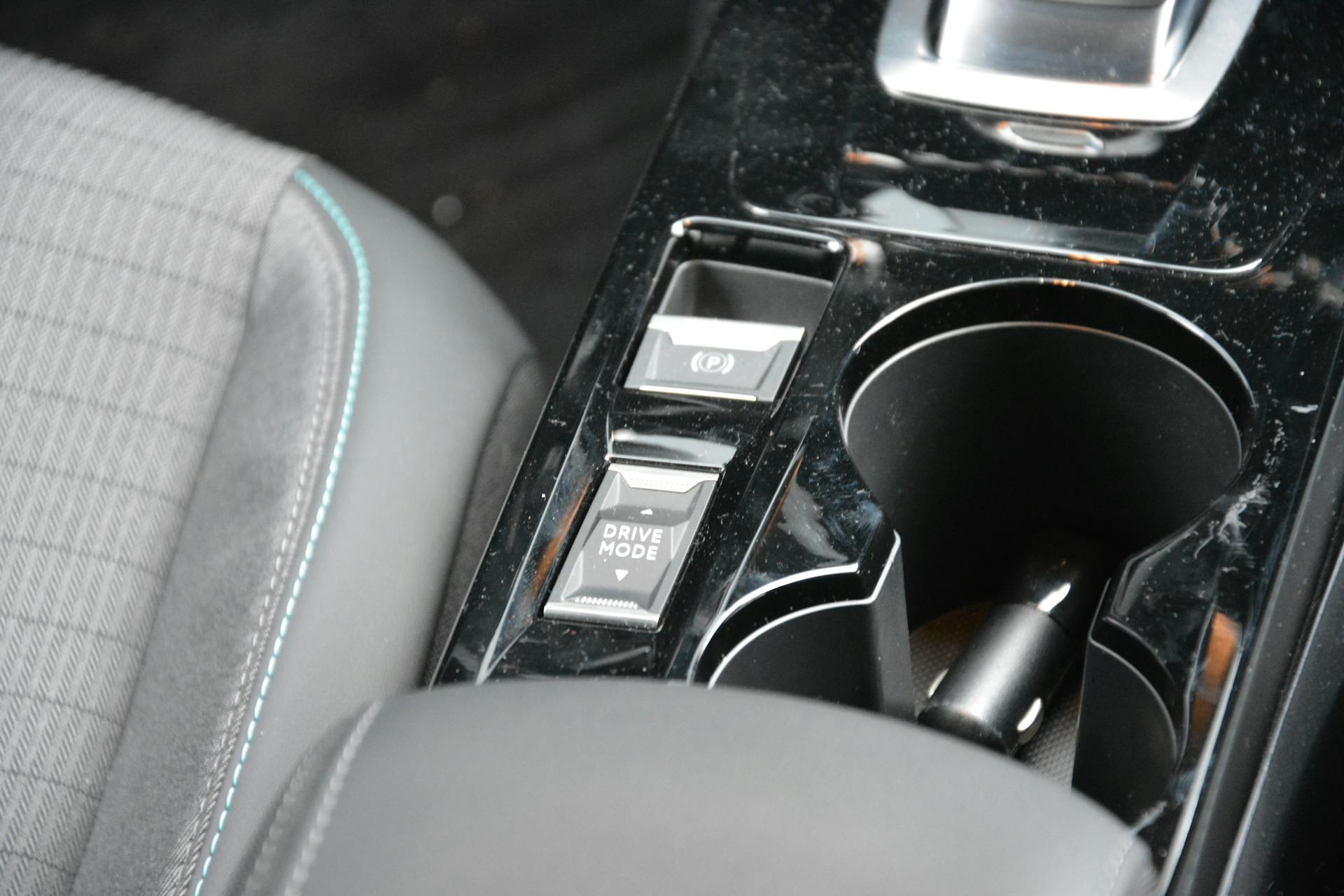 Peugeot 208 1.2 100 pk Allure EAT8 Automaat met Camera en Apple Carplay